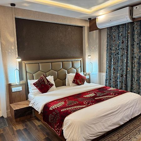 Hotel Manora Palace Srinagar  Exterior photo