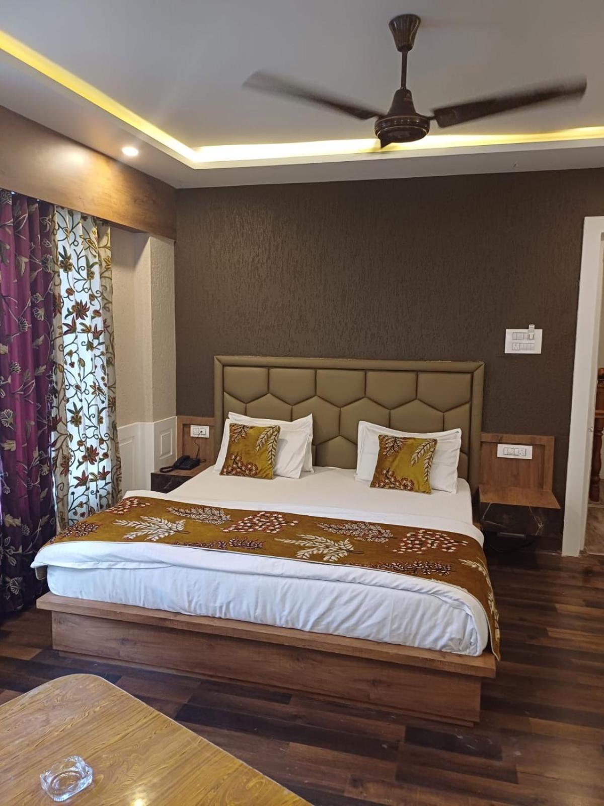 Hotel Manora Palace Srinagar  Exterior photo